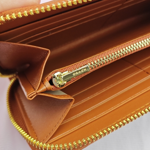 Coach Wallet - Picture 4 of 9